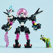 LEGO DREAMZzz: Mateo a kiberagyrobot ellen (71495) készlet megépített robotfigurája és Mateo minifigura világoskék háttér előtt.