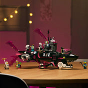 LEGO DREAMZzz Rémálom cápa-tengeralattjáró épített modell minifigurákkal – részletes fekete és pink színvilág, kreatív akciójelenetekkel az álmok világából.