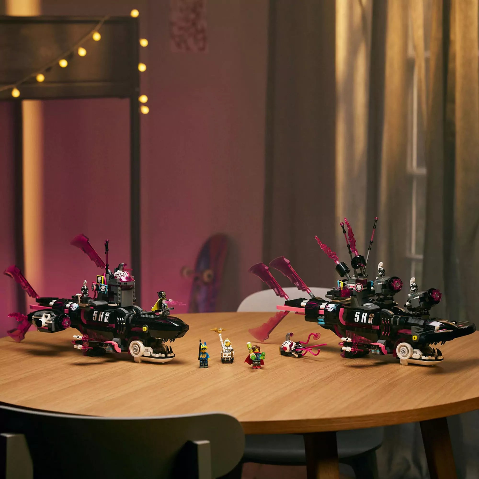 LEGO DREAMZzz 71500 épített modellek és minifigurák asztalon – kétféle cápa-alakú jármű, Mateo, Logan, Astrid és más szereplők a játékhoz.