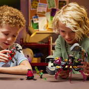 Gyerekek játék közben a LEGO DREAMZzz Nightmare Scorpion Digger készlettel, a skorpió ásógép és minifigurák használatával, fantáziadús környezetben.