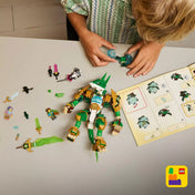 LEGO DREAMZzz 71508 Fox Guardian Mech építés közben, szétszedett alkatrészekkel, minifigurákkal és részletes építési útmutatóval az asztalon