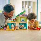 LEGO® DUPLO® Modern családi ház készlet játék közben, kisgyermek és felnőtt együtt játszik a babaházzal, szerepjáték és közös tanulás 2 éves kortól