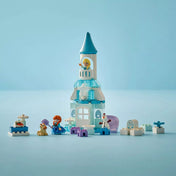 LEGO Duplo: Anna és Elza jégkastély partija (10455) felépített játékkastély figurákkal és elemekkel világoskék háttér előtt.