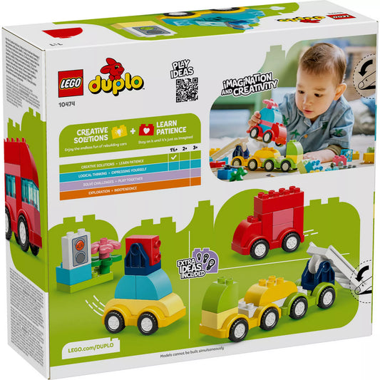 LEGO DUPLO Kreatív járművek (10474) készlet dobozának hátoldala, különböző megépíthető járműötletekkel, fejlesztési ikonokkal és játék közbeni életképpel, 1,5 éves kortól ajánlva.