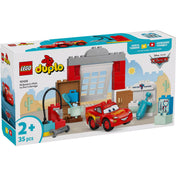  A LEGO DUPLO McQueen látogatása Doc garázsában (10456) dobozának előlapja, rajta a szerelhető garázsépület, Villám McQueen figura és különböző szerelőeszközök.