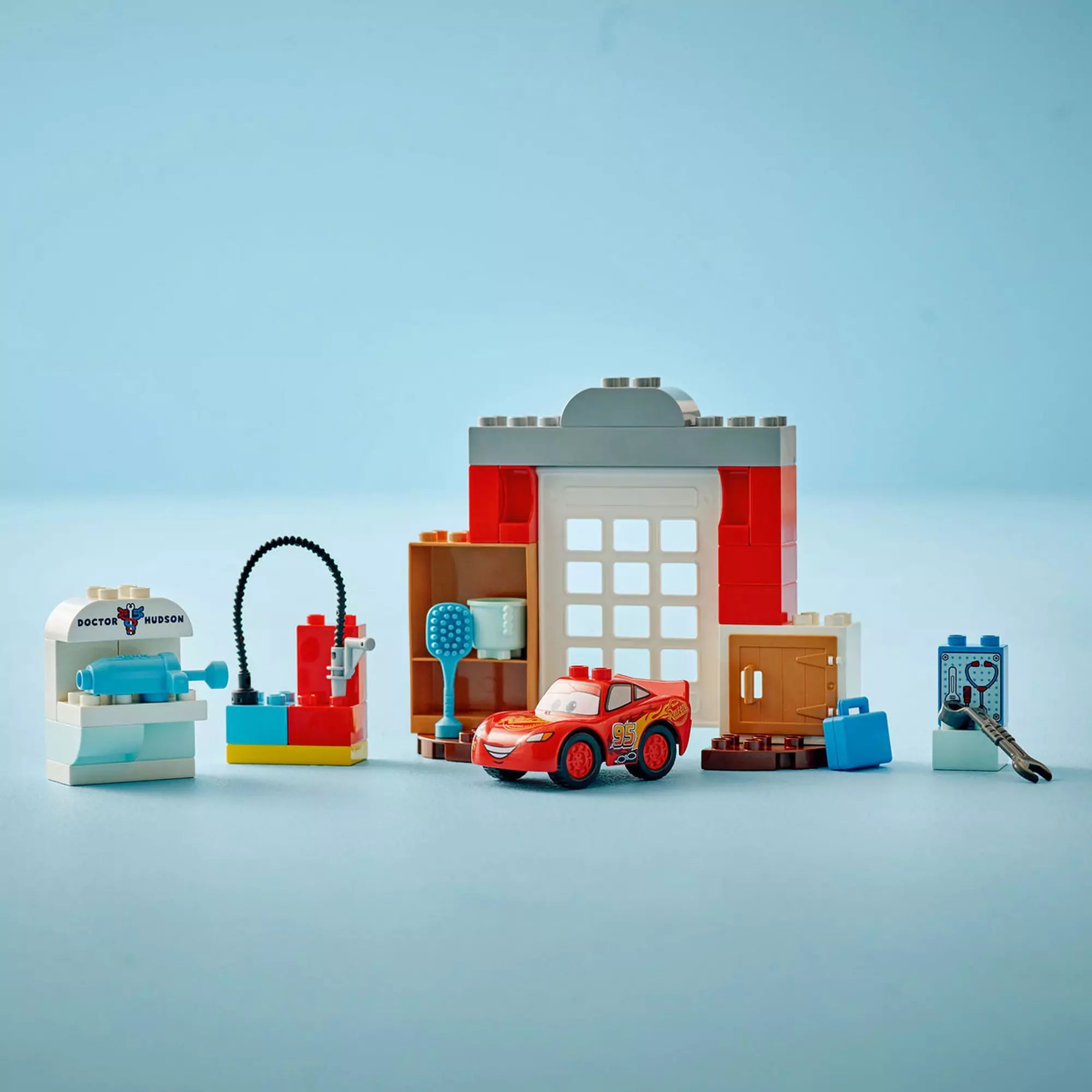 A LEGO DUPLO McQueen látogatása Doc garázsában (10456) teljesen felépített jelenet, középpontban Villám McQueen és a garázs részletei.