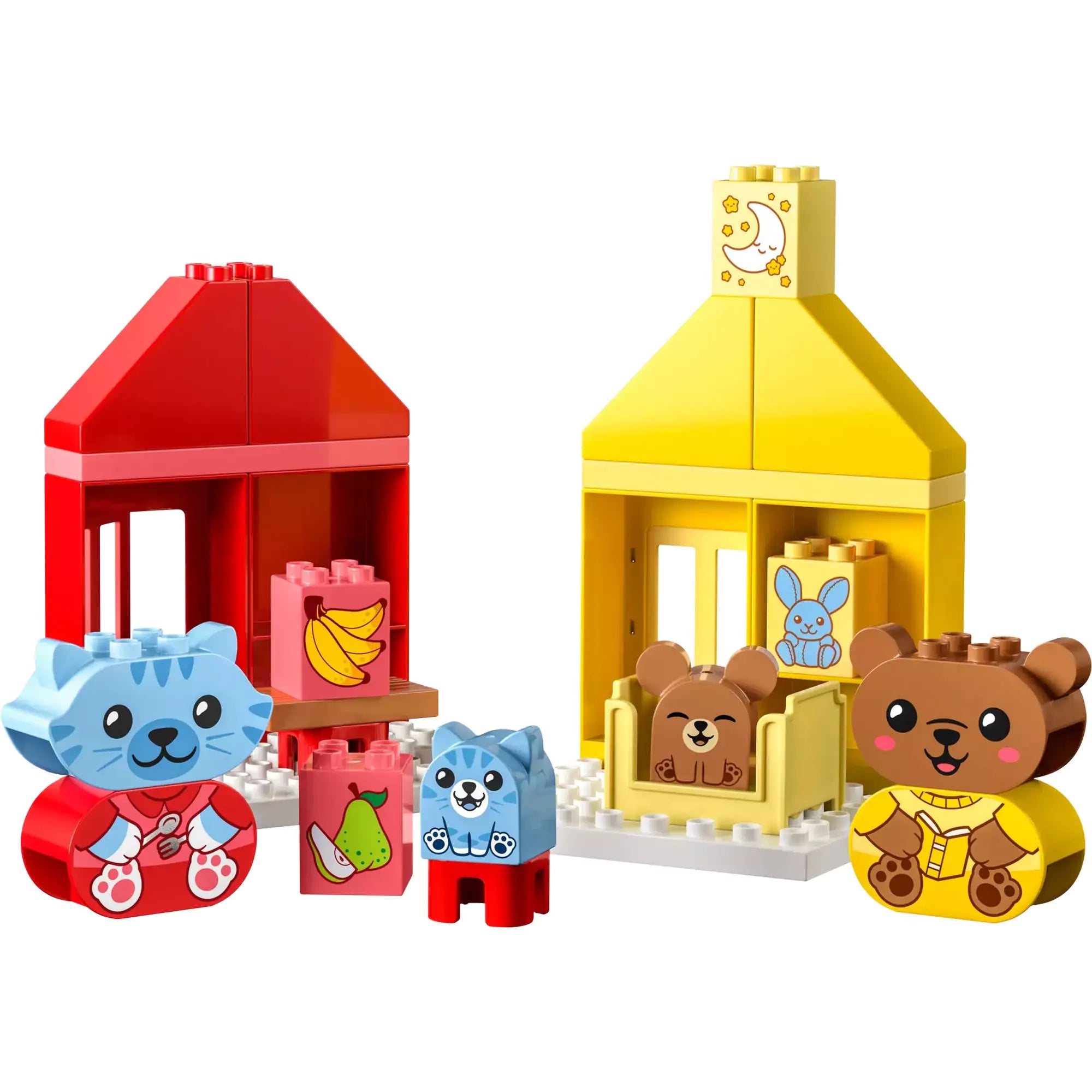 LEGO Duplo Napi rutin szett összeépítve – A LEGO Duplo 10414 készlet két házikóval, macska- és medvefigurákkal, valamint gyümölcsöt ábrázoló elemekkel berendezve.