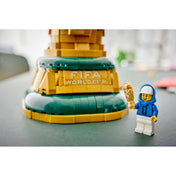 LEGO Editions: A FIFA labdarúgó-világbajnokság hivatalos trófeája, 43020, 2842 darabos trófea talpának részlete „FIFA World Cup” felirattal és minifigurával.