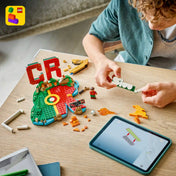 LEGO CR7 építőkészlet összeszerelés közben, elemek, Ronaldo minifigura és tablet használata