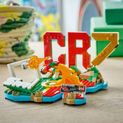 LEGO CR7 focis modell kiállítva asztalon, portugál színek és Ronaldo jelenet dekorációként
