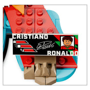 LEGO Cristiano Ronaldo névtábla közelről, aláírással és statisztikákkal, piros-zöld alap részlete