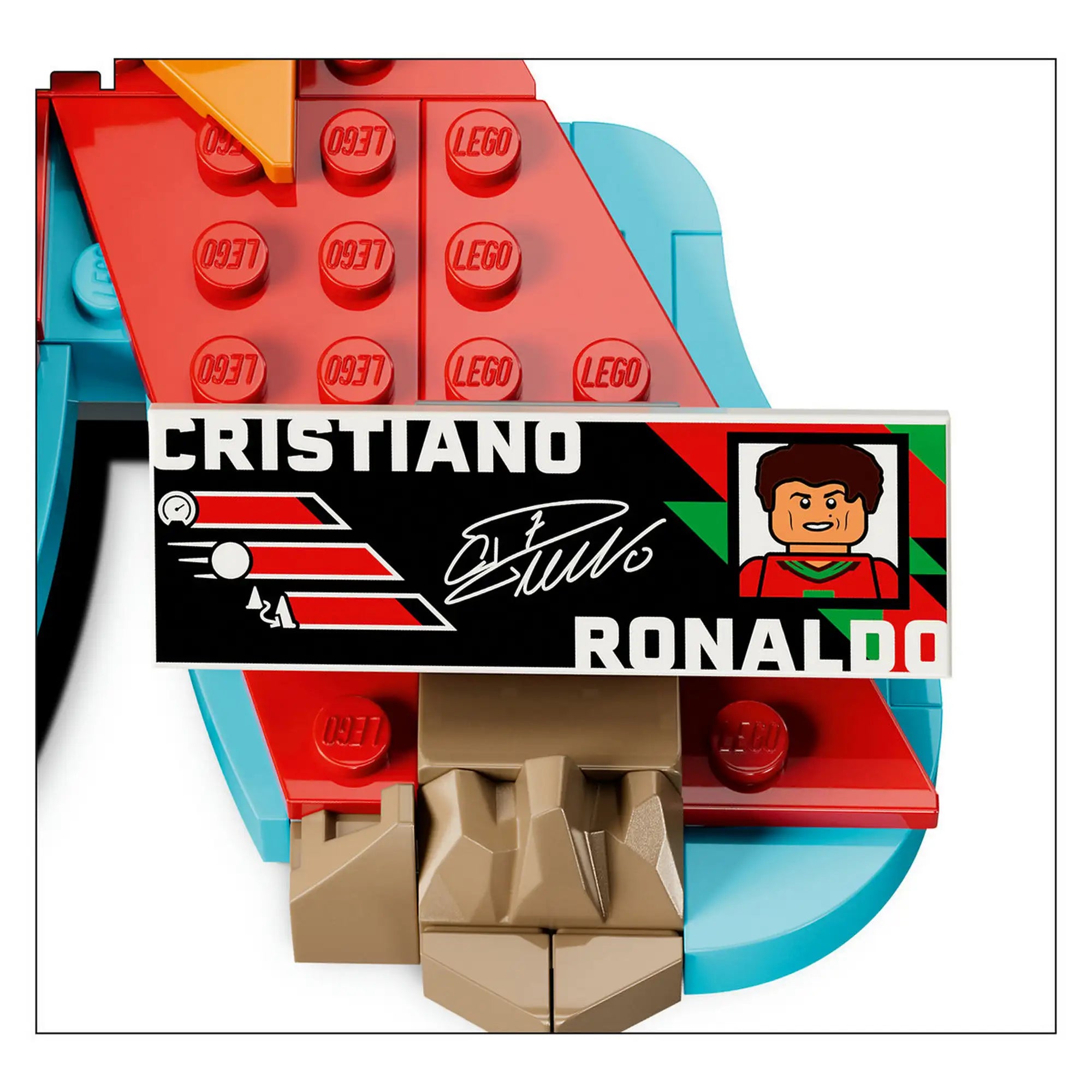 LEGO Cristiano Ronaldo névtábla közelről, aláírással és statisztikákkal, piros-zöld alap részlete