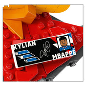 LEGO Editions: Kylian Mbappé A futball legjobb pillanatai 43013 közeli részlet a piros talapzaton lévő Mbappé névtábláról.