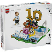 LEGO Lionel Messi 43011 doboz hátoldala, teljes jelenet, nagy 10-es szám és Messi figura kiállítási alap