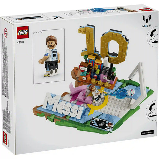 LEGO Lionel Messi 43011 doboz hátoldala, teljes jelenet, nagy 10-es szám és Messi figura kiállítási alap