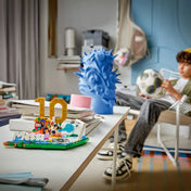 LEGO Messi dísz modell kiállítva asztalon, háttérben gyerekszoba, focis hangulat és dekoráció