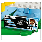 LEGO Lionel Messi névtábla közelről, aláírással és statisztikákkal, kék-fehér stadion alap részlete