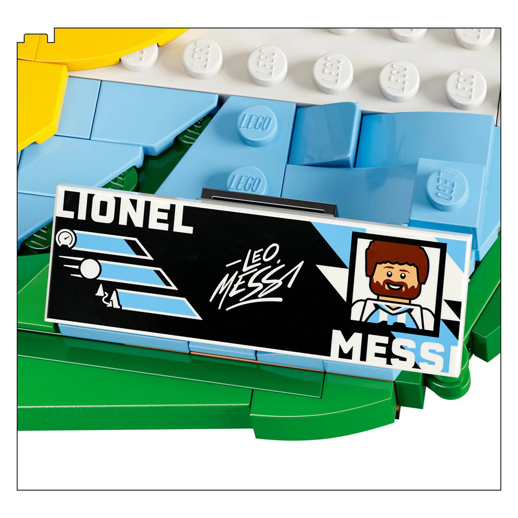 LEGO Lionel Messi névtábla közelről, aláírással és statisztikákkal, kék-fehér stadion alap részlete