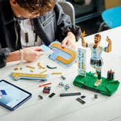 LEGO Lionel Messi – Futball-legenda (43015) építési folyamat közben, ahol a rajongó a LEGO Builder alkalmazás segítségével állítja össze a 10-es számot és a Messi figurát.