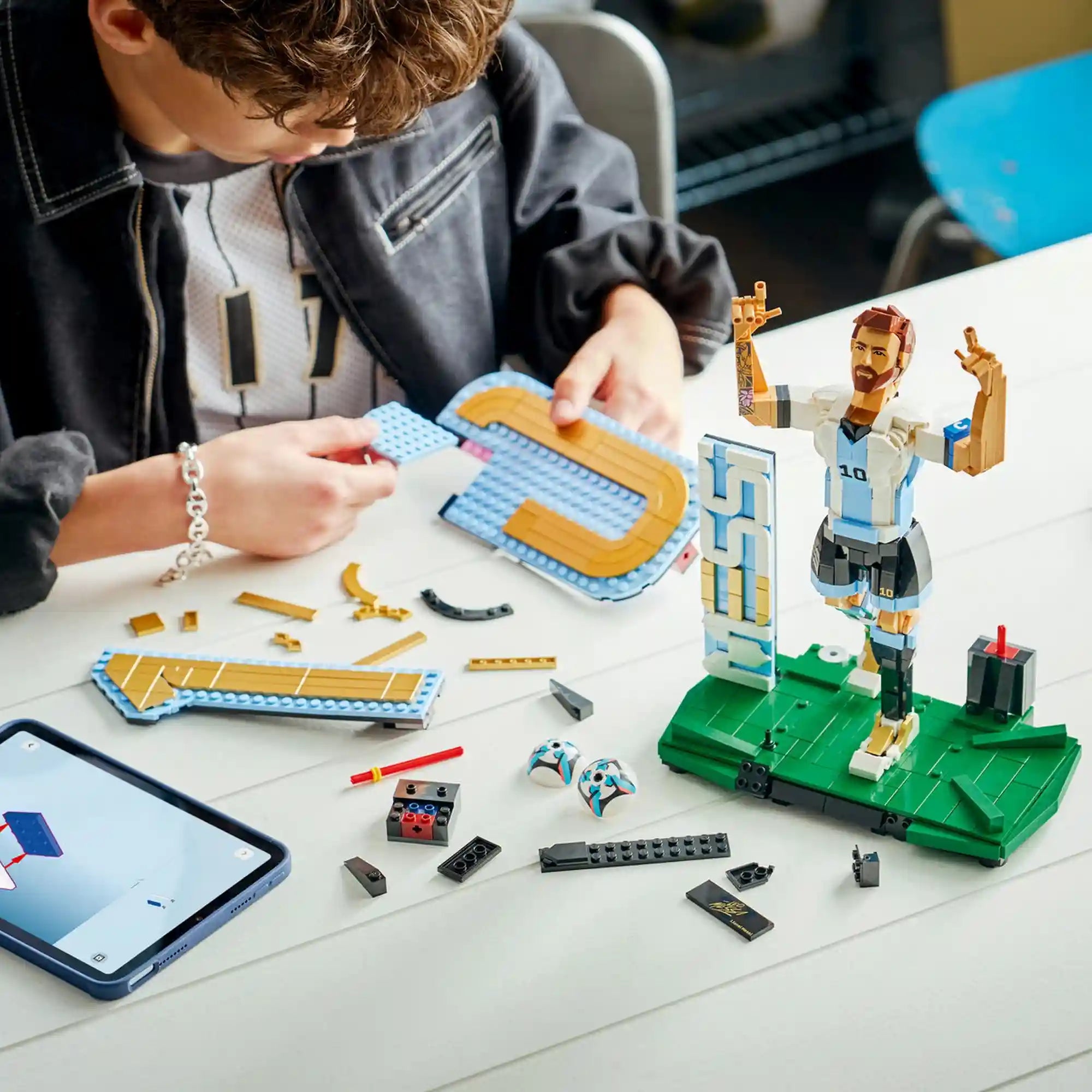 LEGO Lionel Messi – Futball-legenda (43015) építési folyamat közben, ahol a rajongó a LEGO Builder alkalmazás segítségével állítja össze a 10-es számot és a Messi figurát.