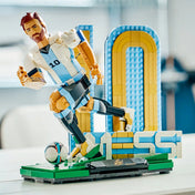 LEGO Editions Lionel Messi – Futball-legenda (43015) alternatív összeállítása, amely Messit dinamikus futópózban, labdavezetés közben ábrázolja a híres 10-es szám előtt.