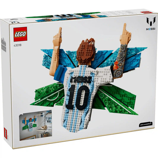 LEGO Editions Lionel Messi – Gólöröm (43018) dobozképe, amely Lionel Messi ikonikus ünneplő pózát ábrázoló 3D faldekorációt mutatja argentin válogatott mezben, a 10-es számmal és színes háttérelemekkel.