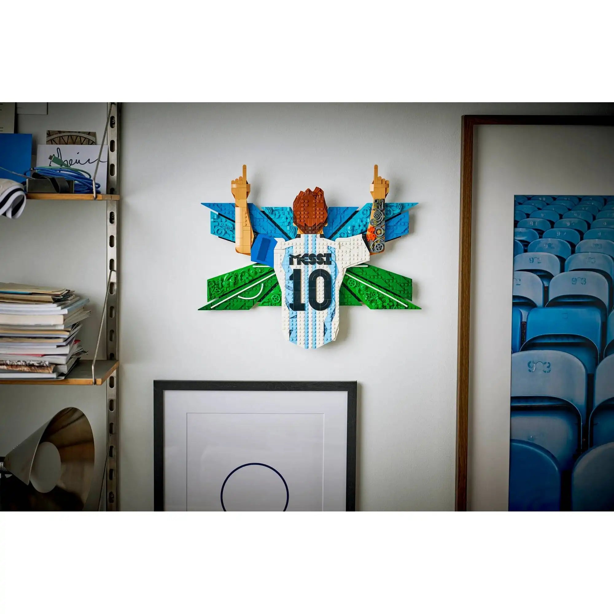 LEGO Editions Lionel Messi – Gólöröm (43018) kész faldekoráció egy szoba falán elhelyezve, Messi ünneplő mozdulatával, az ikonikus 10-es mez számmal és részletgazdag háttérrel.