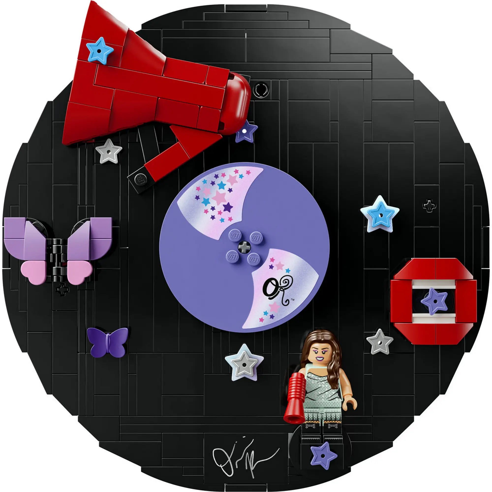 LEGO Editions: Olivia Rodrigo bakelitlemez 43028, 360 darabos – Az elkészült fekete bakelitlemez piros megafonnal, pillangókkal és Olivia Rodrigo minifigurával.