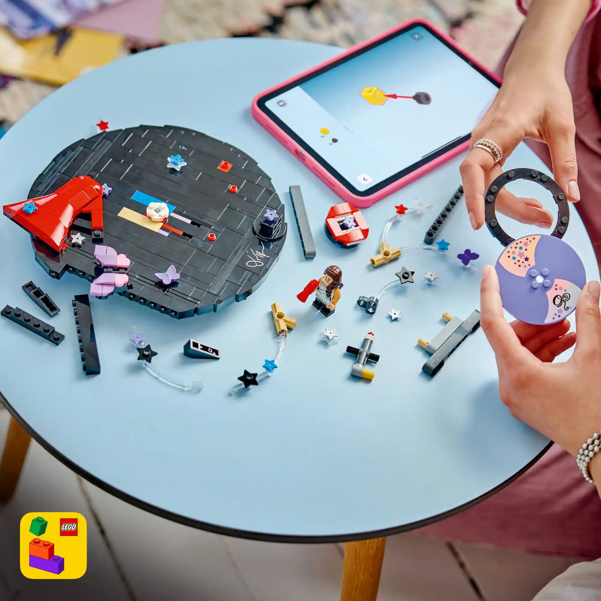 LEGO Editions: Olivia Rodrigo bakelitlemez 43028, 360 darabos – A LEGO bakelitlemez építés közben, alkatrészekkel és digitális építési útmutatóval.