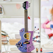LEGO Editions Olivia Rodrigo kétszínű gitárja 43031 kiállítva két Olivia minifigurával