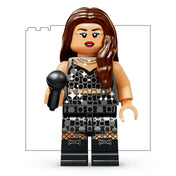 LEGO Olivia Rodrigo minifigura csillogó fekete koncertöltözékben és mikrofonnal