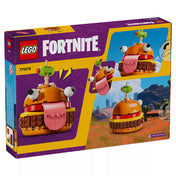A LEGO Fortnite Durrr Burger (77070) doboz hátoldala, amely több nézetből mutatja a hamburgermodellt a Fortnite világában. A sivatagi háttérben látható a Durrr Burger különböző pózokban, a LEGO logóval és a játékmenet inspirációjával.