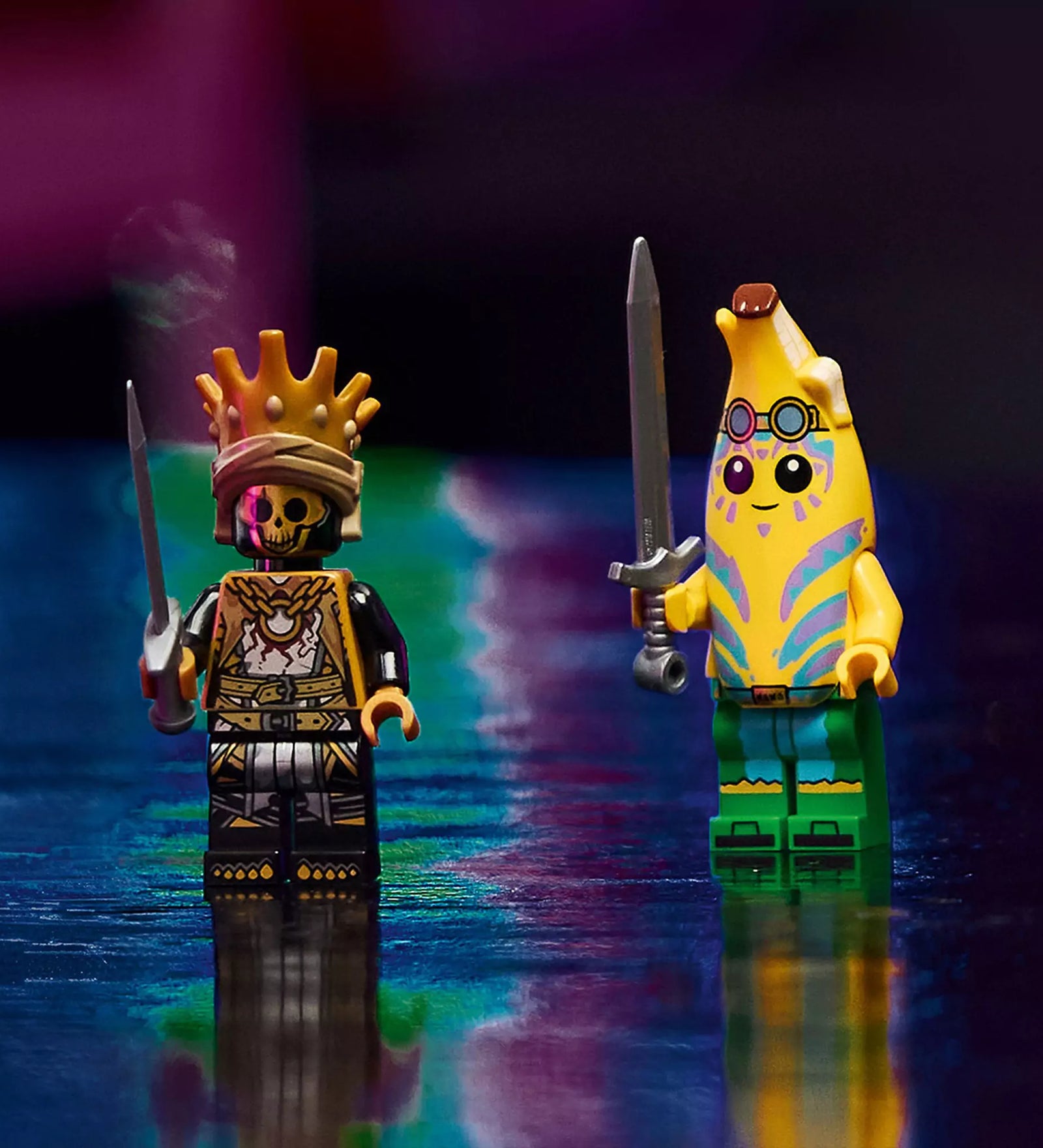 Két minifigura a LEGO Fortnite Klombo készletből: balra a koronás csontvázharcos fekete-arany páncélban, jobbra egy vicces banánjelmezes karakter neon festéssel, mindkettő kardot tart a kezében.