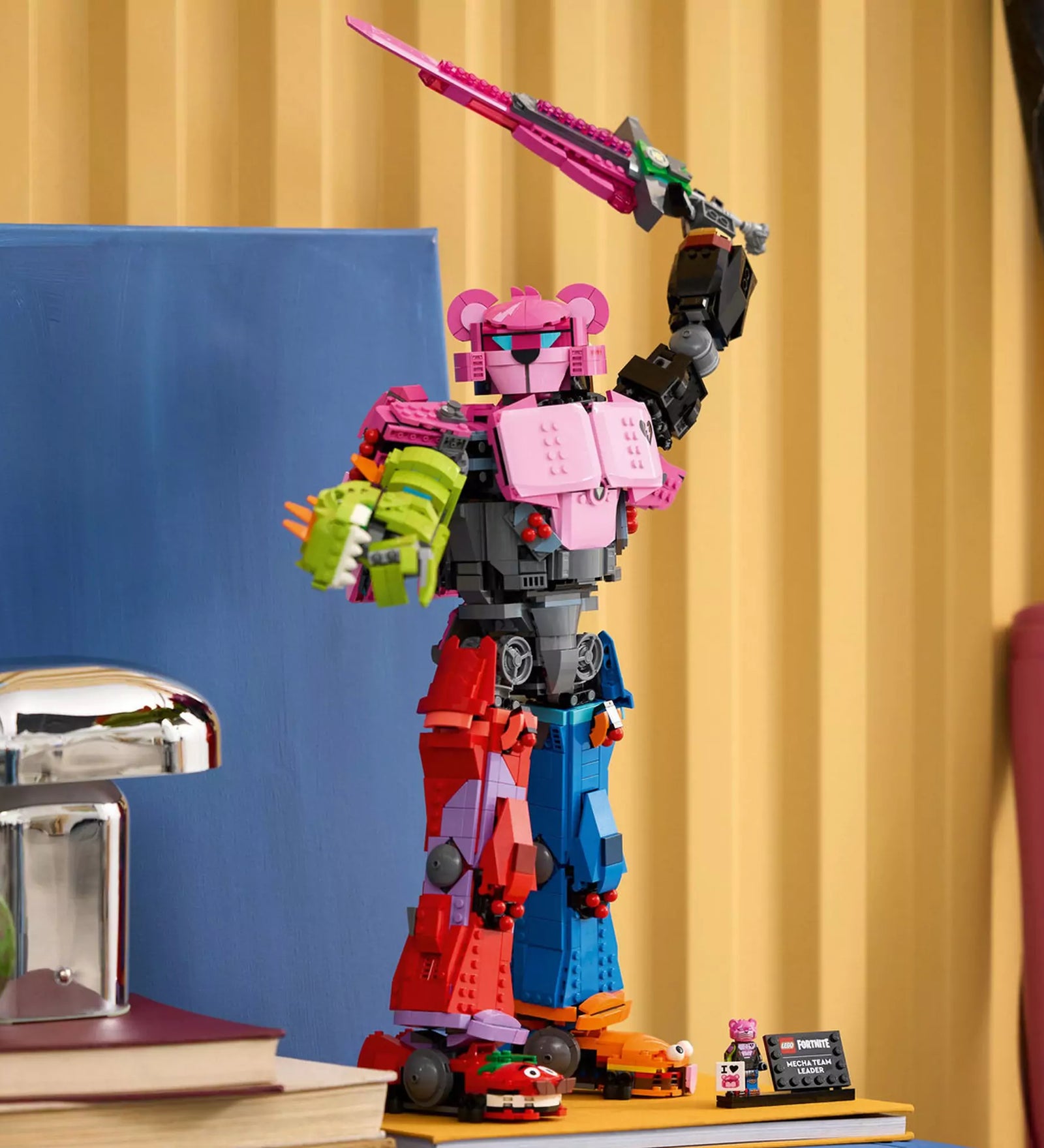 LEGO Fortnite Mecha Team Leader (77078) robot kiállítva polcon, felemelt karddal, mellette a minifigura és a névtábla.