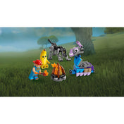 LEGO Fortnite Peely és Sparkplug tábora (77075) esti jelenet tábortűzzel, lila lámaládával és karakterekkel.