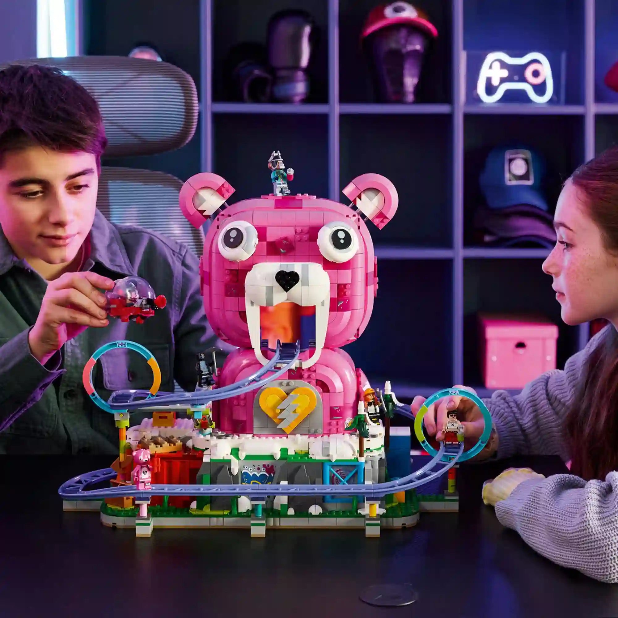 Két gyermek játszik a LEGO Fortnite Rave Cave készlettel, miközben a hullámvasút és a Fortnite figurák akcióba lendülnek.