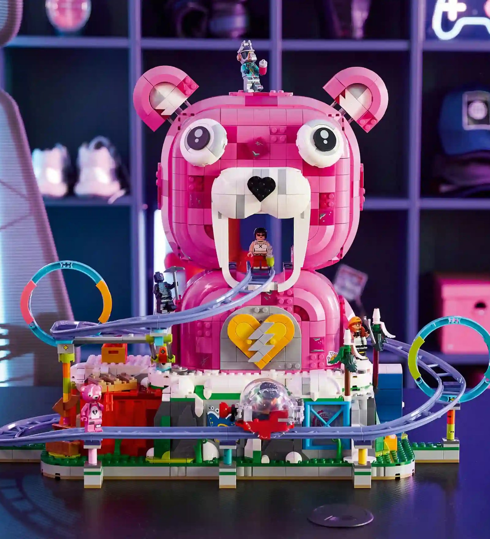 LEGO Fortnite Rave Cave kiállított modell neonfényes gamer szobában, működő hullámvasúttal és Fortnite karakterekkel.