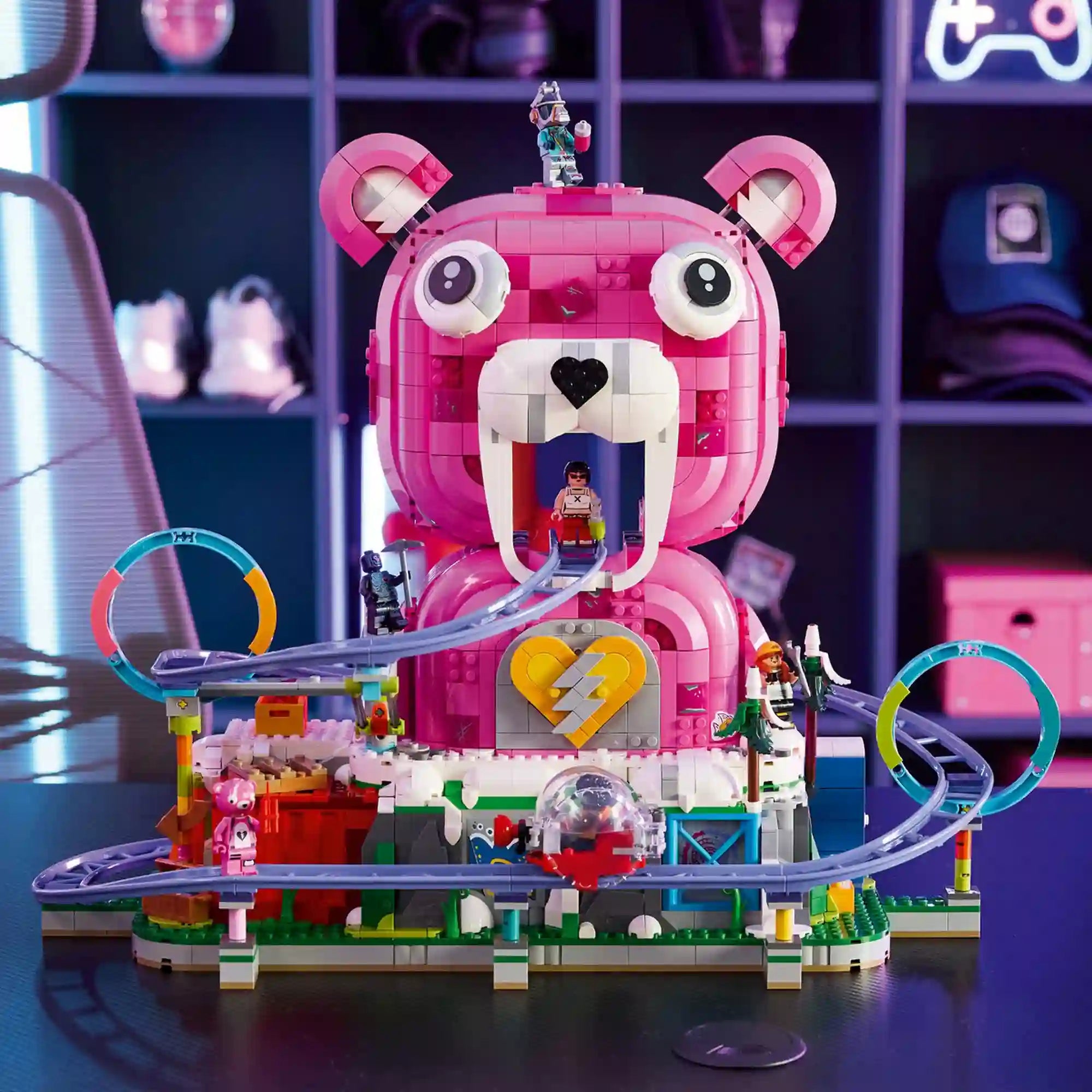 LEGO Fortnite Rave Cave kiállított modell neonfényes gamer szobában, működő hullámvasúttal és Fortnite karakterekkel.