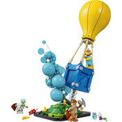 Közeli kép a LEGO Fortnite Supply Drop modellről, amely a sárga léggömböt, a kék ellátmánydobozt és a videojáték ihlette részleteket mutatja be.