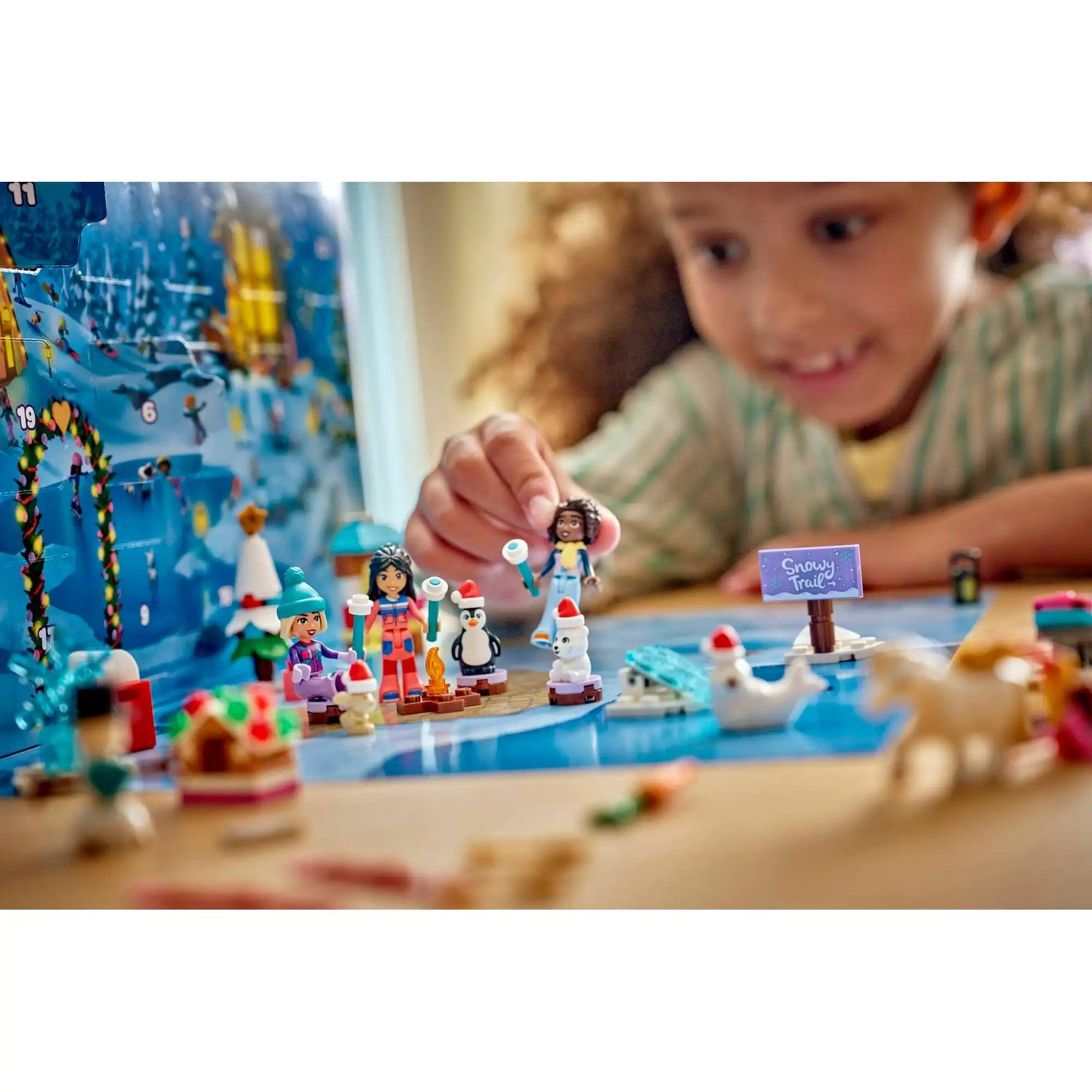 LEGO Friends Adventi naptár 2026 42698 – gyermek játszik a téli LEGO Friends figurákkal és állatokkal