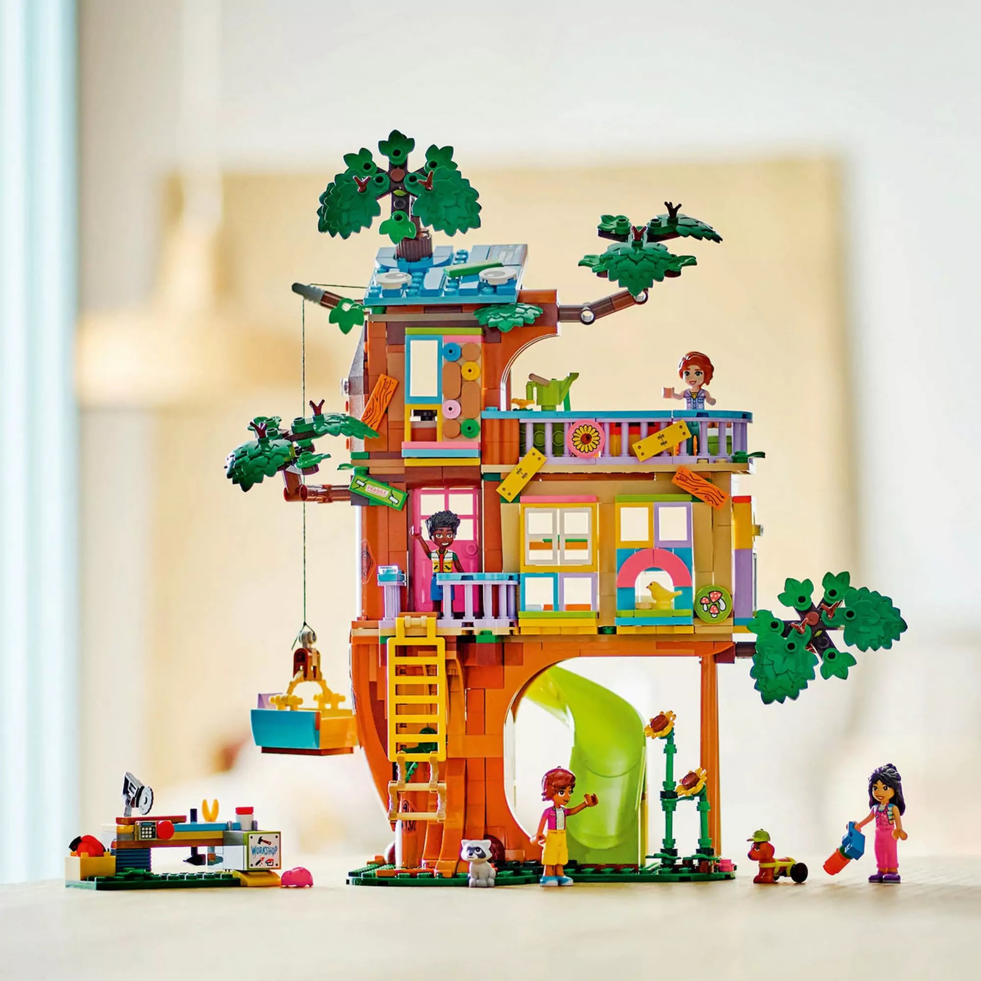 LEGO Friends Barátság lombház találkahely 42652 teljes modell – A kész építmény színes lombházként elevenedik meg a gyerekek történeteihez.