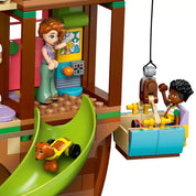 LEGO Friends Barátság lombház találkahely 42652 közelről – Autumn és Zac játszanak a lombház csúszdáján és liftrendszerén.