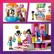 LEGO Friends: Cukorkával és muffinnal díszített óriáskerék 42700, 602 darabos készlet részletei, az óriáskerék kabinjaival, édességárussal, játékstanddal és interaktív funkciókkal.