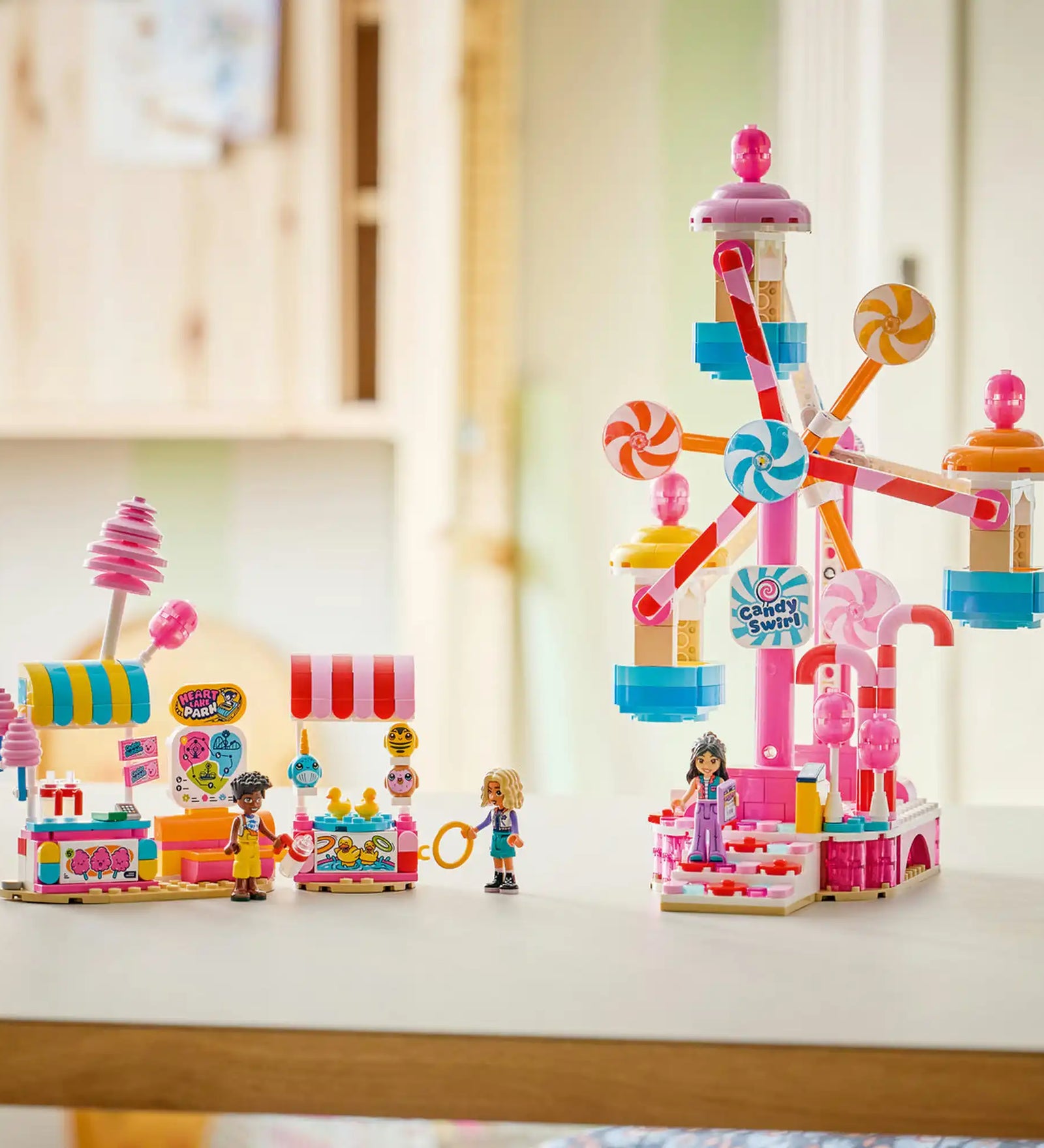 LEGO Friends: Cukorkával és muffinnal díszített óriáskerék 42700, 602 darabos készlet teljes összeépített vidámparki jelenete színes óriáskerékkel, édességes standokkal és LEGO Friends minifigurákkal.