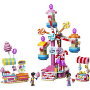 LEGO Friends: Cukorkával és muffinnal díszített óriáskerék 42700, 602 darabos készlet teljes modellje fehér háttéren, óriáskerékkel, édességes standokkal és három LEGO Friends szereplővel.