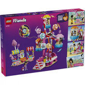 LEGO Friends: Cukorkával és muffinnal díszített óriáskerék 42700, 602 darabos készlet dobozképe a színes cukorkatémájú óriáskerékkel, árusító standokkal és LEGO Friends karakterekkel.