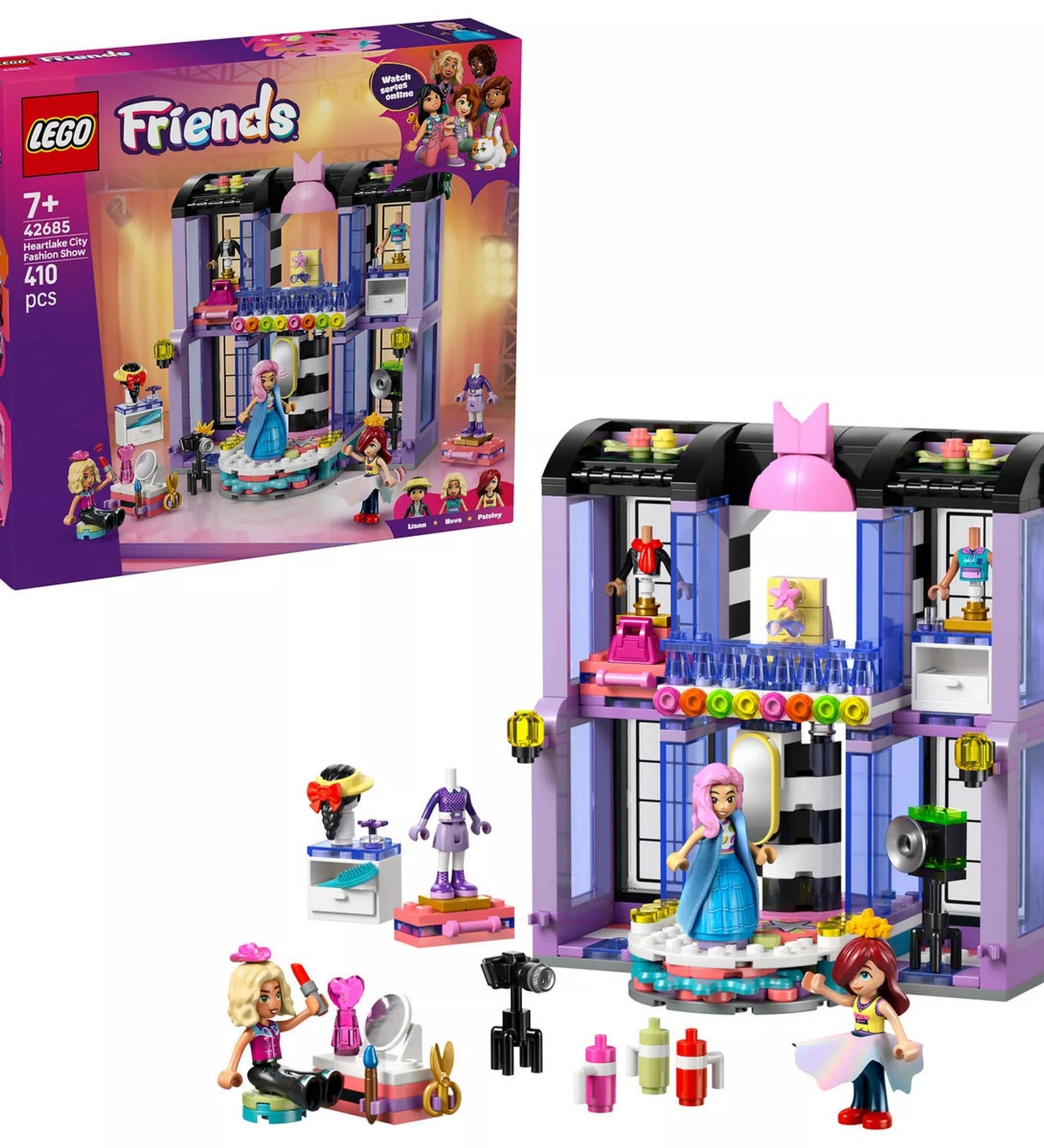 LEGO Friends Heartlake City divatbemutató (42685) teljes készlet felépítve, kifutóval, sminkasztallal, kamerával, ruhákkal és minibabafigurákkal.