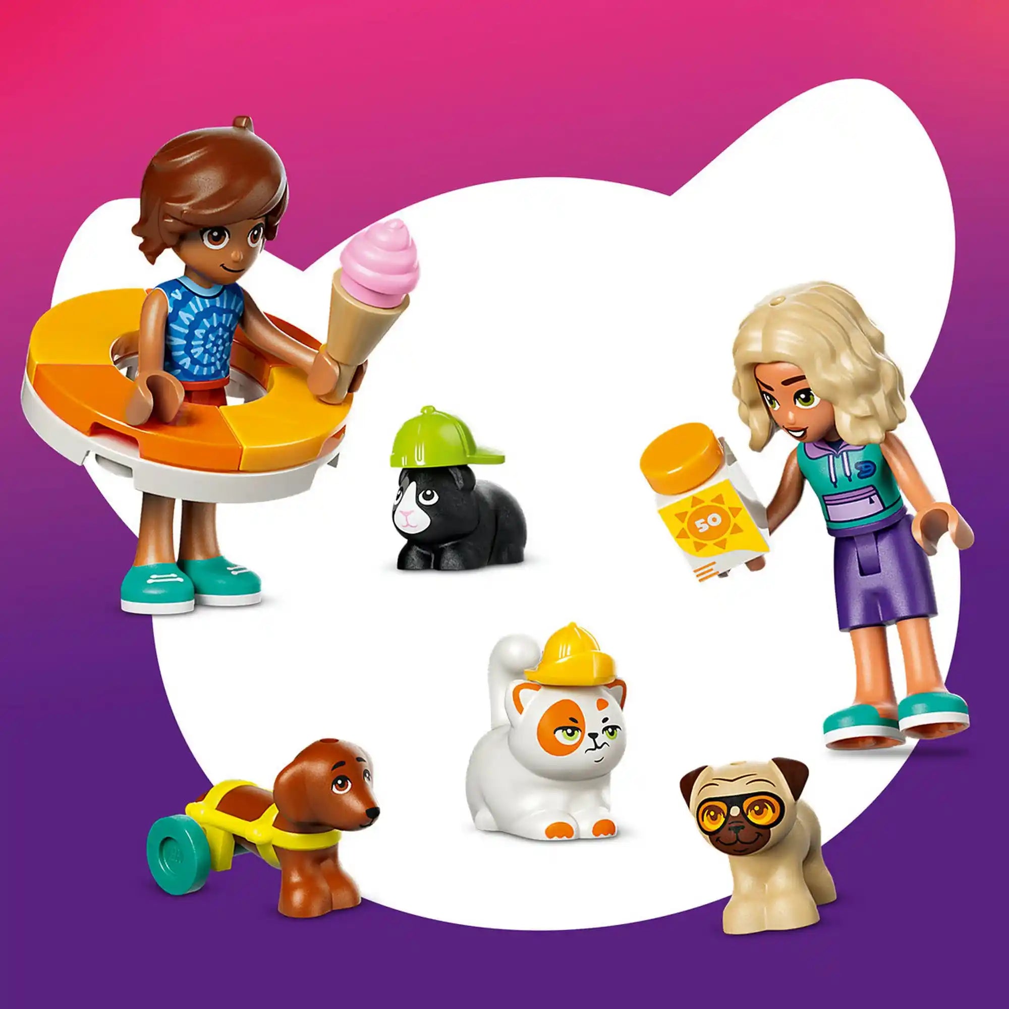 Nova és Leo LEGO Friends figurák fagylalttal, úszógumival és naptejjel, valamint kutya, macska, mopsz és tengerimalac figurák.