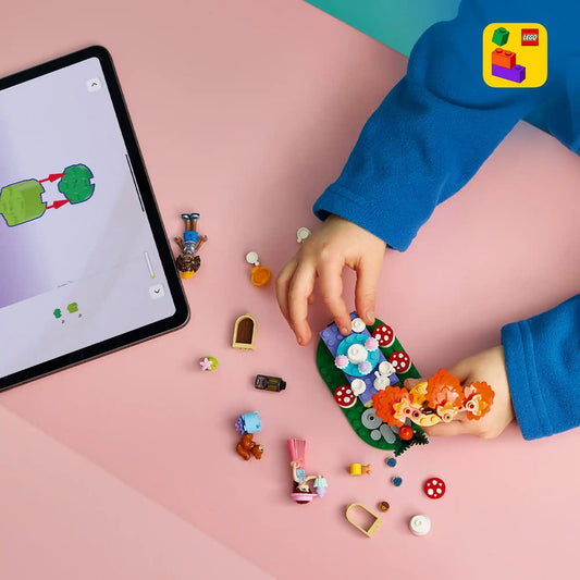 Gyermek a LEGO Builder digitális építési útmutatóját követi a LEGO Friends Erdei teázás 42690 készlet építése közben.