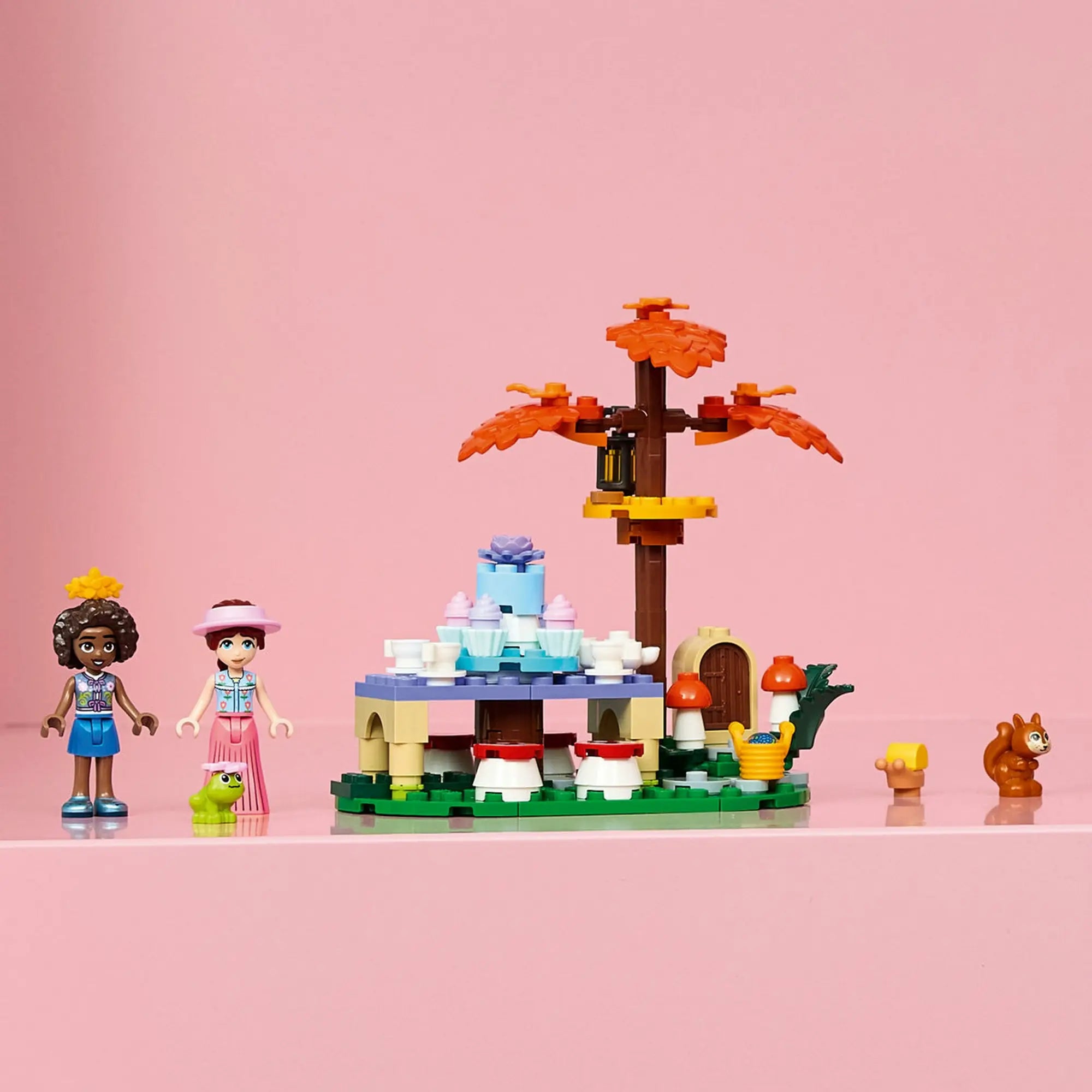 LEGO Friends Erdei teázás 42690 szett Aliya és Paisley figurákkal, állatbarátokkal, teázóasztallal és dekoratív fával.